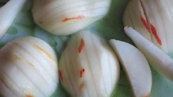 тарт с грушами, изюмом и миндальными лепестками