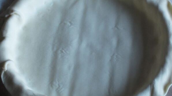 тарт с грушами, изюмом и миндальными лепестками