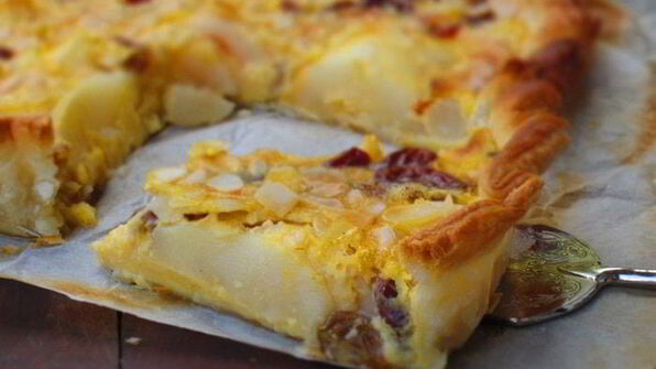 тарт с грушами, изюмом и миндальными лепестками