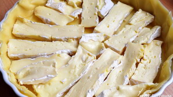 тарт с камамбером и абрикосами