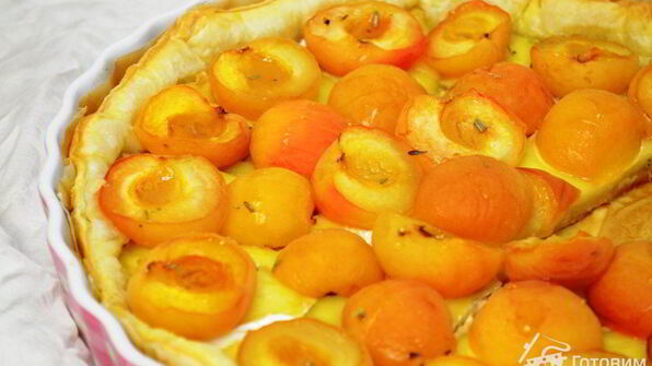 тарт с камамбером и абрикосами