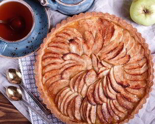 Тарт с карамелизованными яблоками