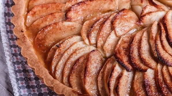 тарт с карамелизованными яблоками