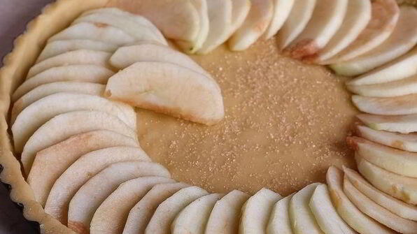 тарт с карамелизованными яблоками