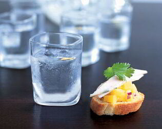 Тартинки с копченой курицей и сальсой из манго