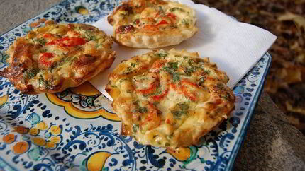 Тарты с раковыми шейками и зеленью