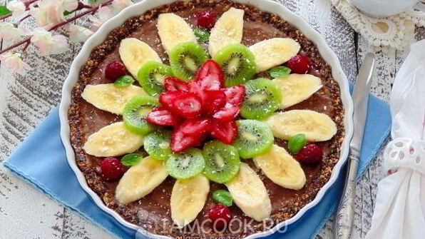 вегетарианский тарт с бананом и авокадо