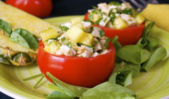 Томаты, фаршированные гавайским куриным салатом