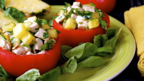 томаты, фаршированные гавайским куриным салатом