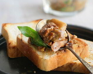 Тосты с грибным соусом