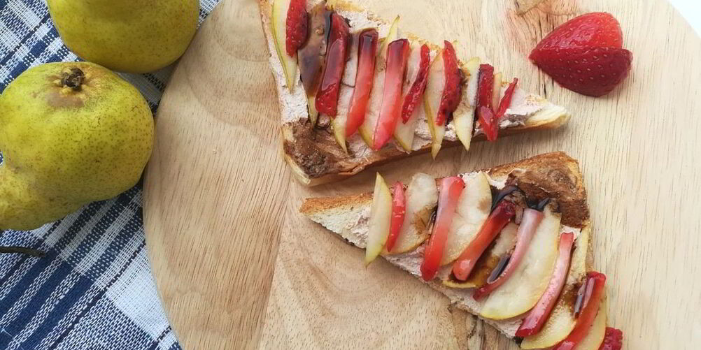 Рецепт тостов с рикоттой, грушей и клубникой