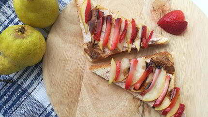 Тосты с рикоттой, грушей и клубникой