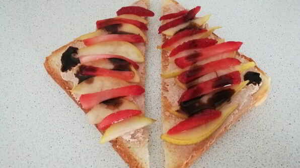 тосты с рикоттой, грушей и клубникой
