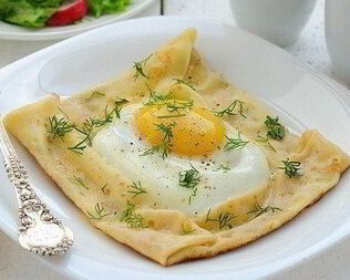 Оригинальная яичница в блине