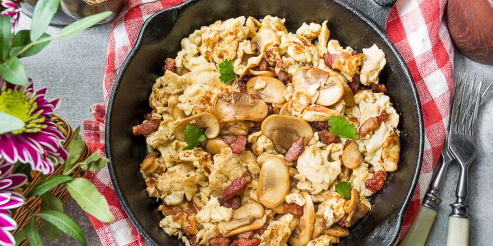 Рецепт сливочной яичницы-болтуньи с грибами и беконом