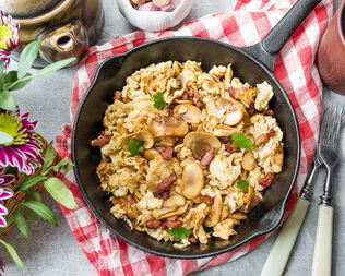 Сливочная яичница-болтунья с грибами и беконом