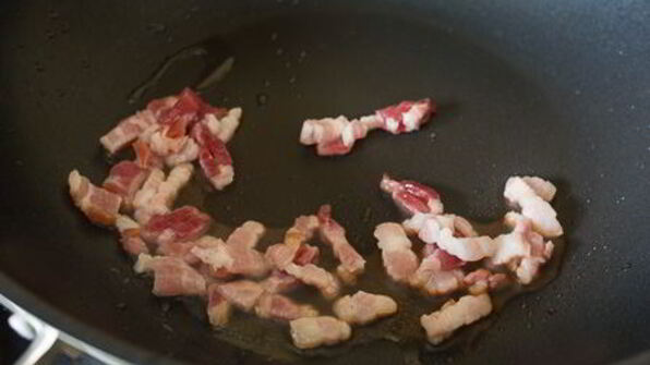 сливочная яичница-болтунья с грибами и беконом