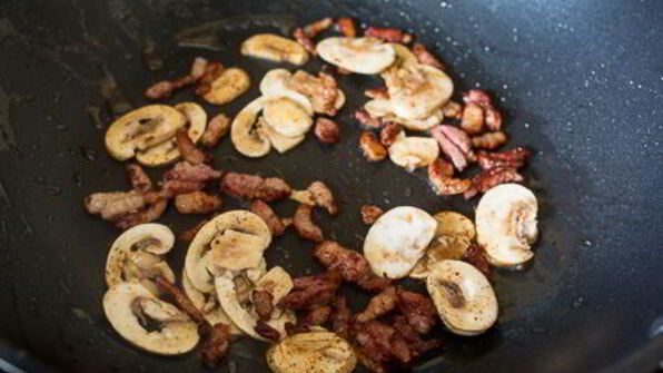 сливочная яичница-болтунья с грибами и беконом