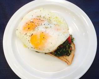 Утренняя яичница с черемшой