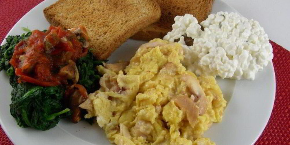 Рецепт яичницы-болтуньи с копченой форелью