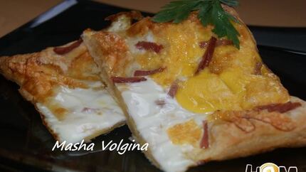 Яичница на слоеном тесте