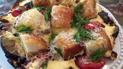 Яичница с баклажанами и белым хлебом