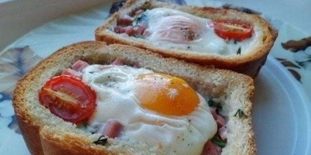 Рецепт яичницы с беконом и помидорами в хлебе