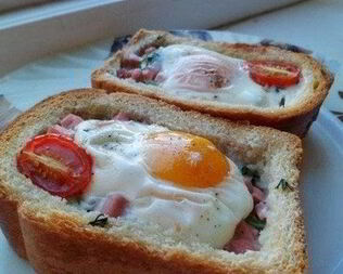 Яичница с беконом и помидорами в хлебе