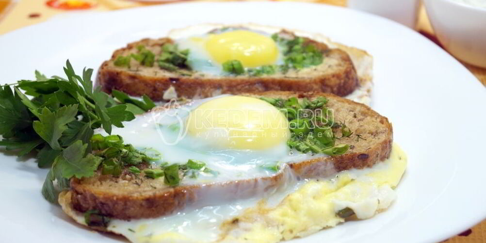 Рецепт яичницы с гренками и зеленью