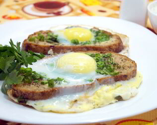 Яичница с гренками и зеленью