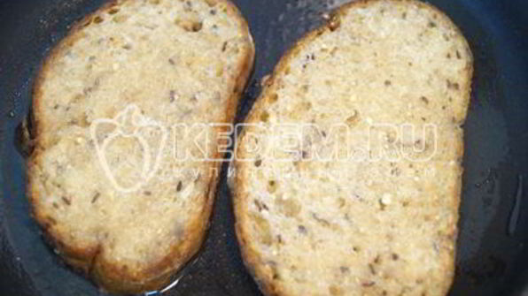 яичница с гренками и зеленью