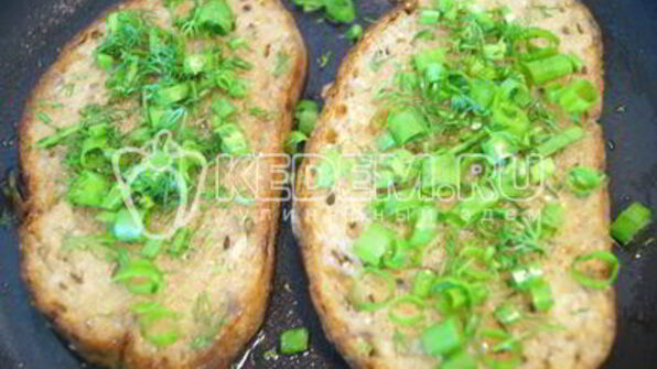 яичница с гренками и зеленью