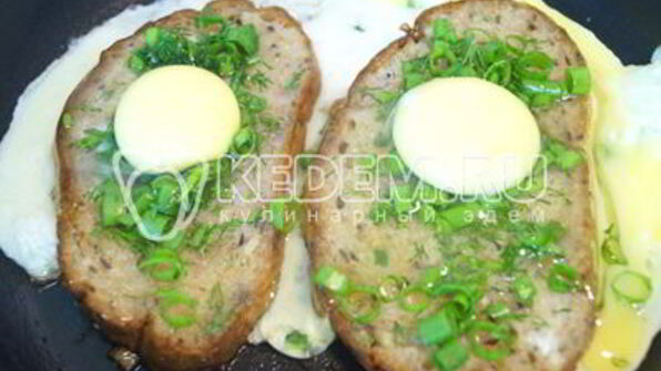 яичница с гренками и зеленью