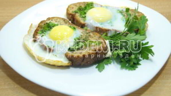 яичница с гренками и зеленью
