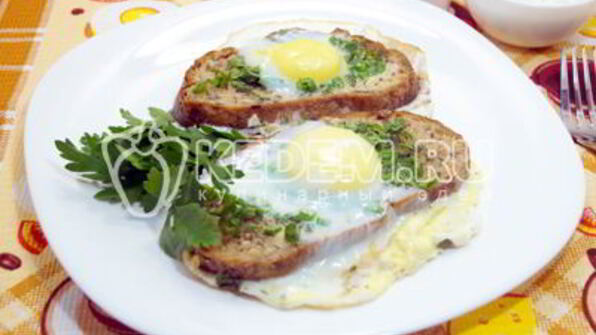 яичница с гренками и зеленью