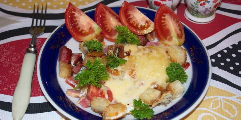 Рецепт яичницы с колбасой и хлебом