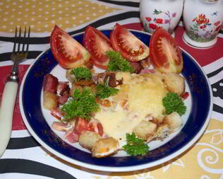 Яичница с колбасой и хлебом