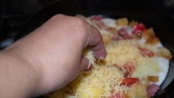 яичница с колбасой и хлебом