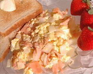 Яичница с копченым лососем и лимонным кремом