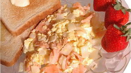 Яичница с копченым лососем и лимонным кремом