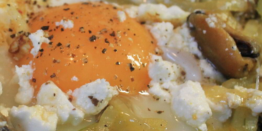 Рецепт яичницы с мидиями и фетой