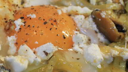 Яичница с мидиями и фетой