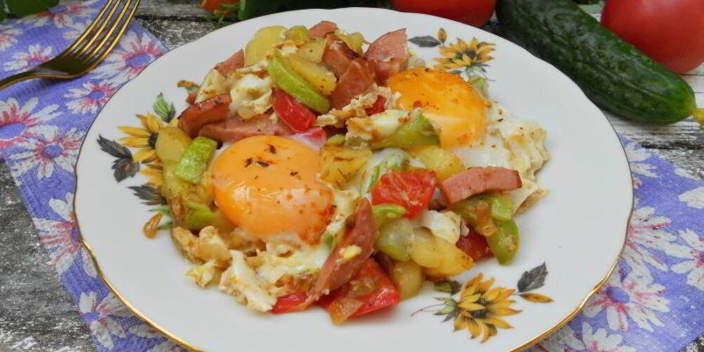 Рецепт яичницы с овощами и колбасой