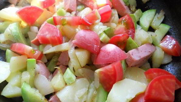 яичница с овощами и колбасой