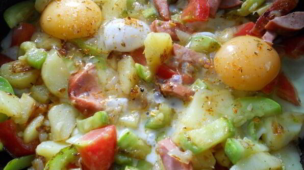 яичница с овощами и колбасой