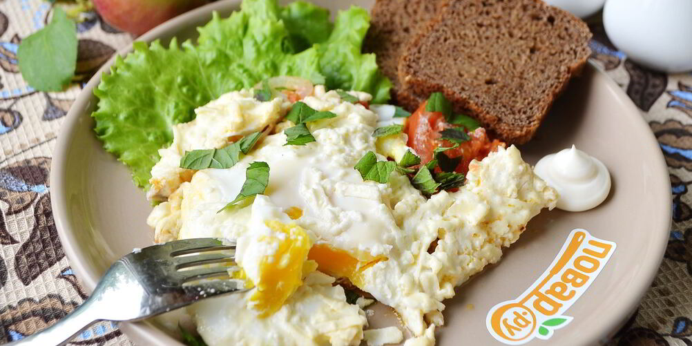 Рецепт яичницы с помидорами и базиликом