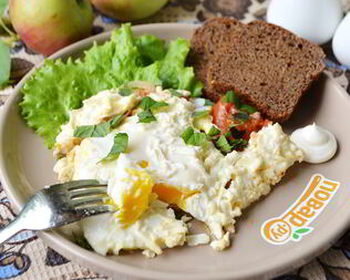 Яичница с помидорами и базиликом