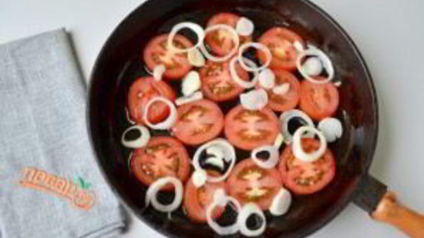 яичница с помидорами и базиликом