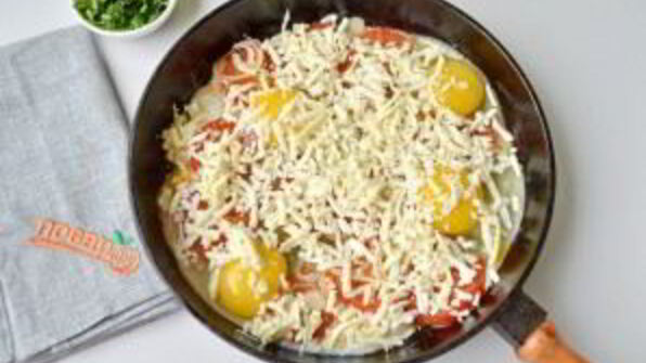 яичница с помидорами и базиликом