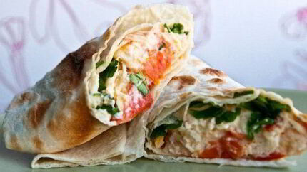 Яичница с помидорами в тонком лаваше